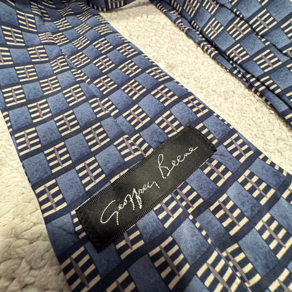 Geoffrey Beene Tie Blue Geometric 100% Silk Professional Business Old Money